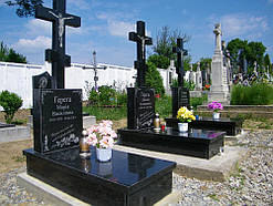 Пам'ятник три хрести на потрійне поховання.