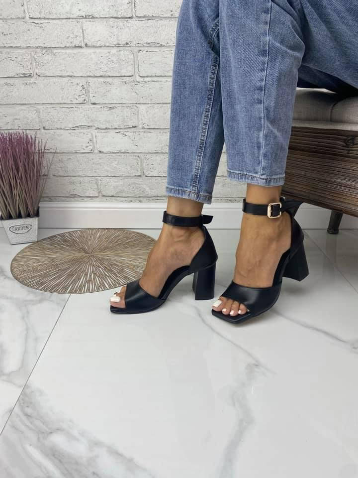 

Босоножки женские на каблуке 8 см с закрытой пяткой из натуральной кожи черные