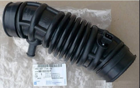 

Патрубок воздушного фильтра Ланос 1,5 GM (датчик Siemens) 96182227