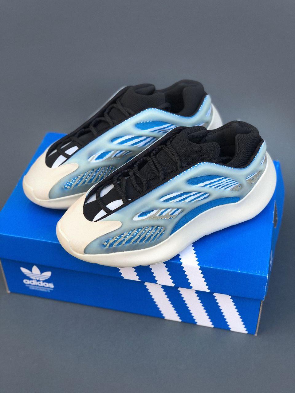 Чоловічі кросівки Adidas Yeezy 700 V3 Arzareth (блакитні з білим і чорним) повсякденні круті кроси PD7429 top