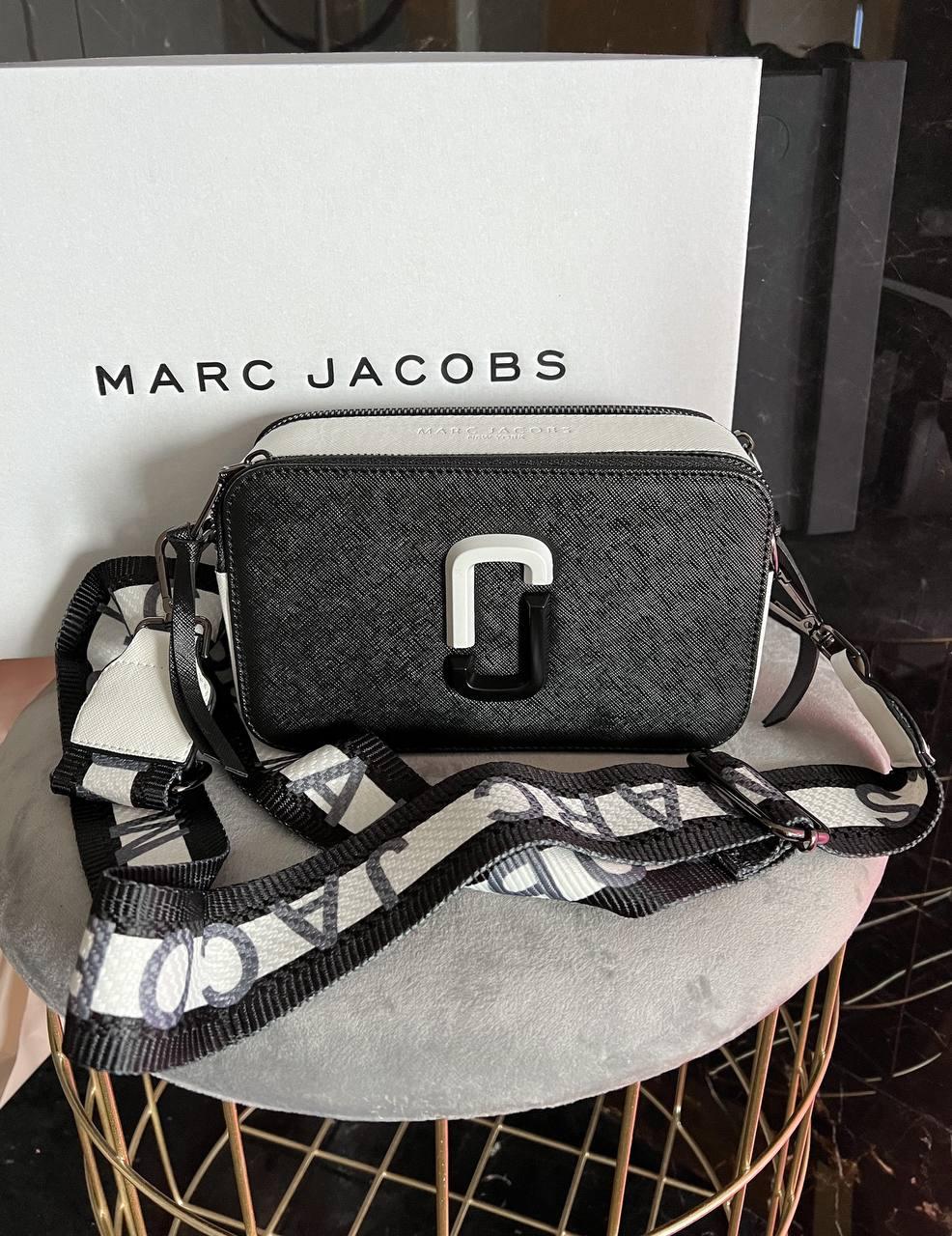 Жіноча подарункова сумка Marc Jacobs B/W (чорно-біла) Gi8203 модна стильна сумочка на текстильному ремені топ