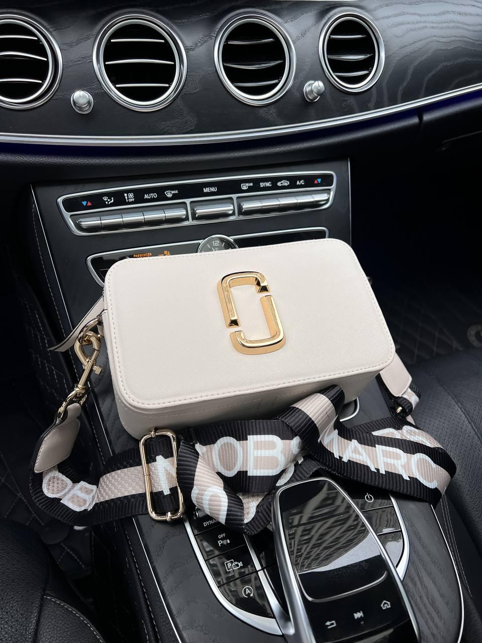 Жіноча сумка клатч Marc Jacobs Milk LOGO (колір молочний) Gi8130 маленька сумочка з емблемою Марсоблас топ