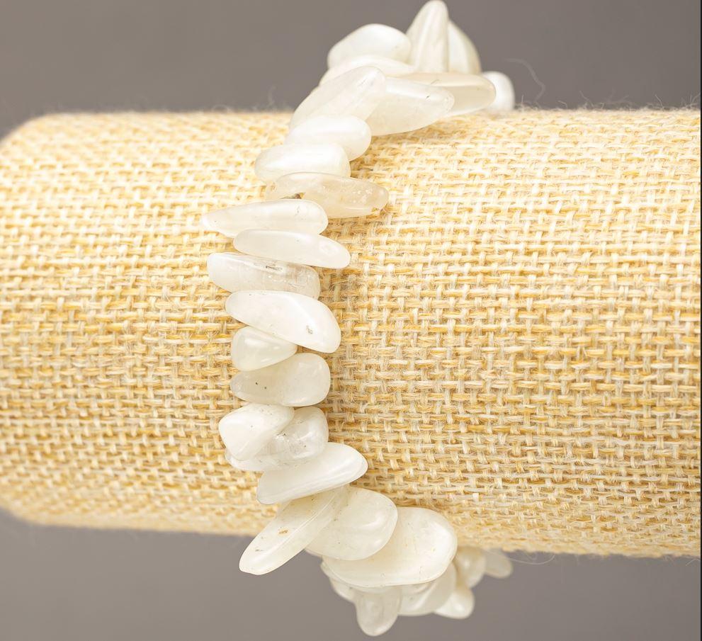 Браслет з натурального каменю Адуляр крихта "голка" на резинці d 11-23х3-6(+-)мм L- 18см, фото 1