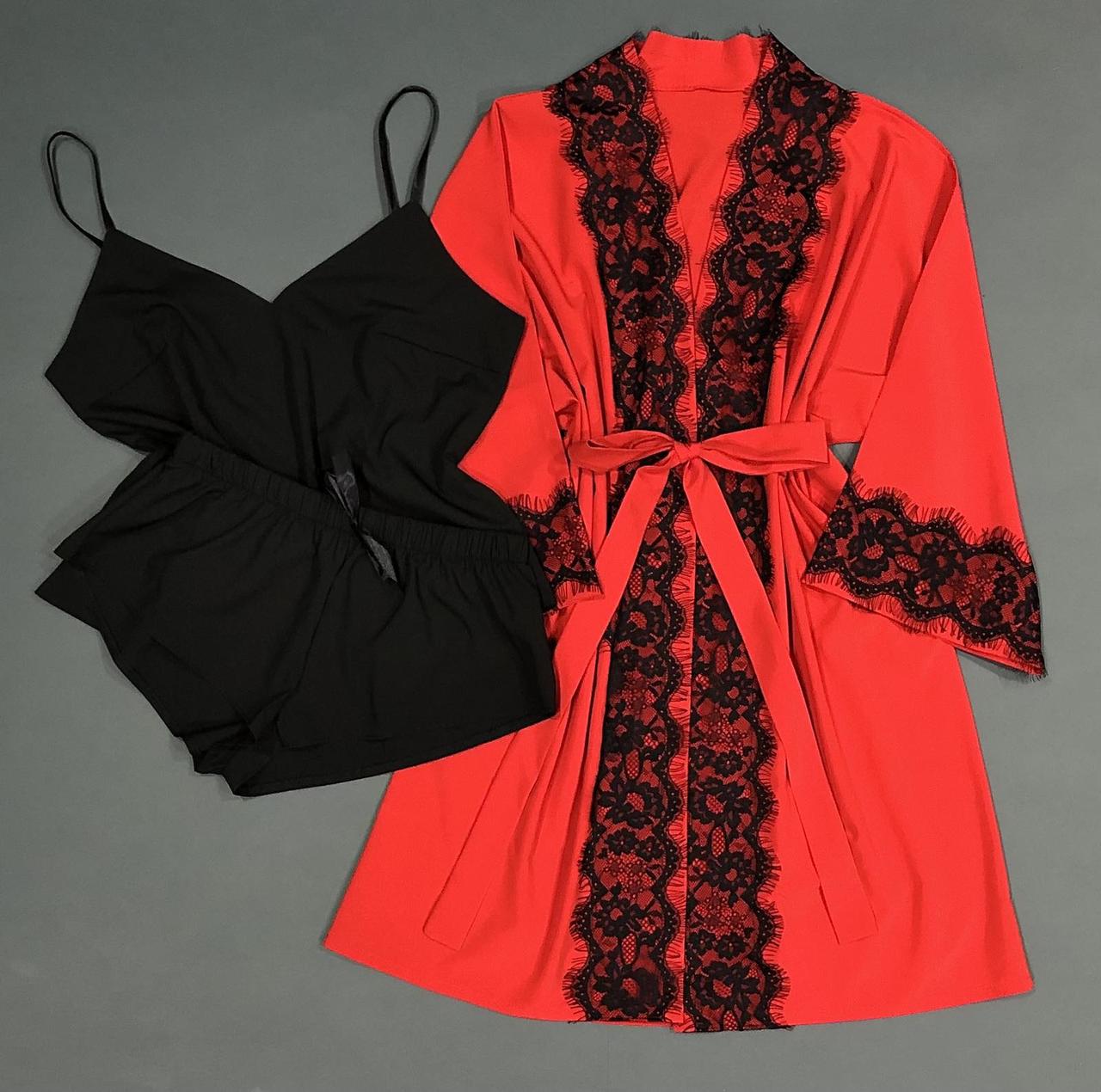 Червоний халат і чорна піжама