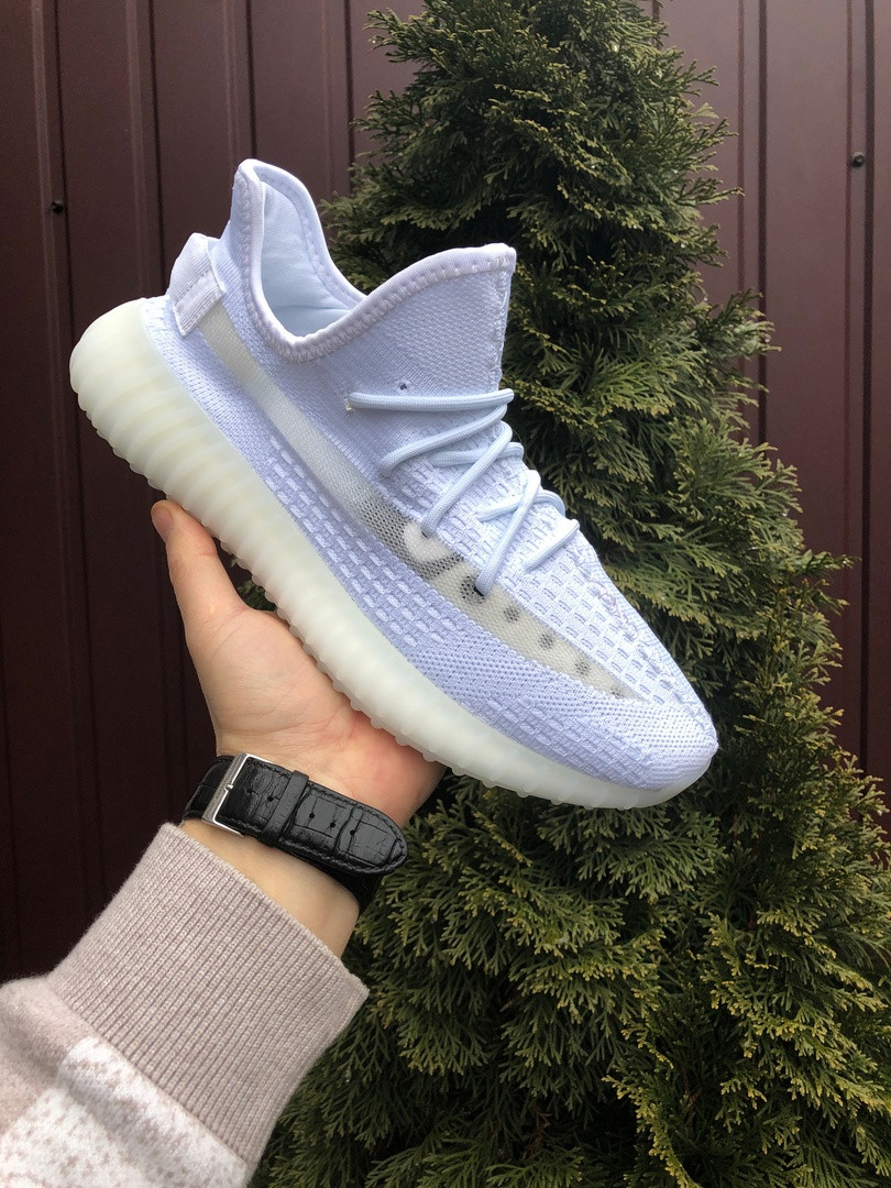 Чоловічі кросівки Adidas Yeezy Boost білі — летючі кросівки в стилі Аддас Ізі Буст рефлективні шнурки