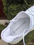 Чоловічі кросівки Adidas Yeezy Boost білі — летючі кросівки в стилі Аддас Ізі Буст рефлективні шнурки, фото 2