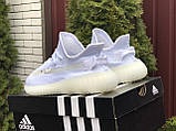 Чоловічі кросівки Adidas Yeezy Boost білі — летючі кросівки в стилі Аддас Ізі Буст рефлективні шнурки, фото 3