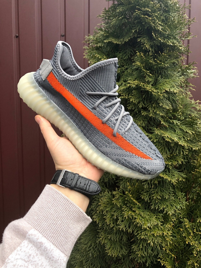 Чоловічі кросівки Adidas Yeezy Boost білі — летючі кросівки в стилі Аддас Ізі Буст рефлективні шнурки