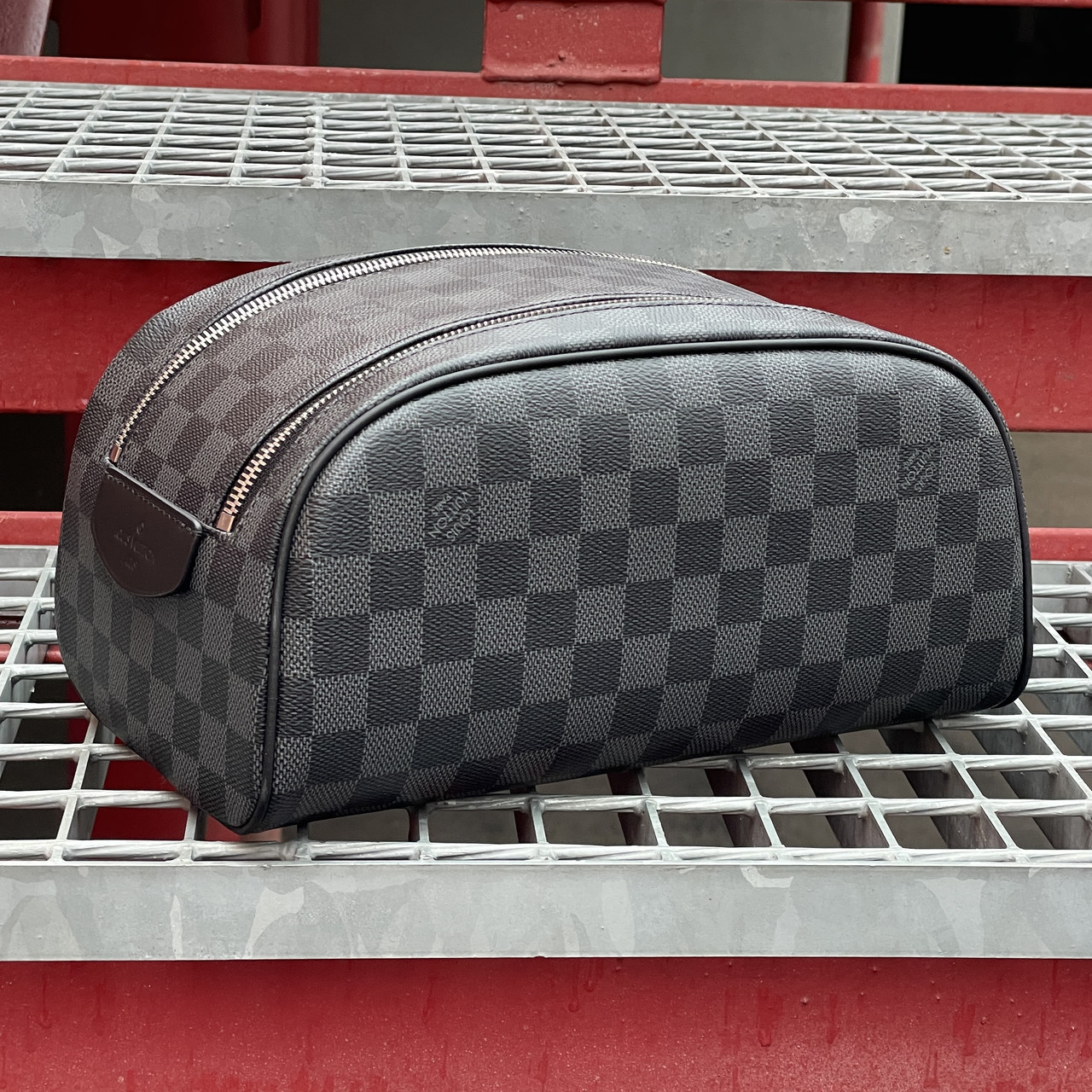 Косметичка Louis Vuitton із канви Damier Graphite