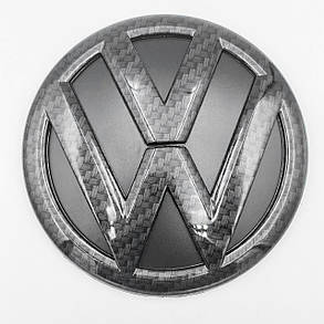 Емблема задня VW (Фольцваген) 110мм GOLF 5, TIGUAN 1, PASSAT B6, CADDY 3, T5 - Карбон (5N0853630), фото 1