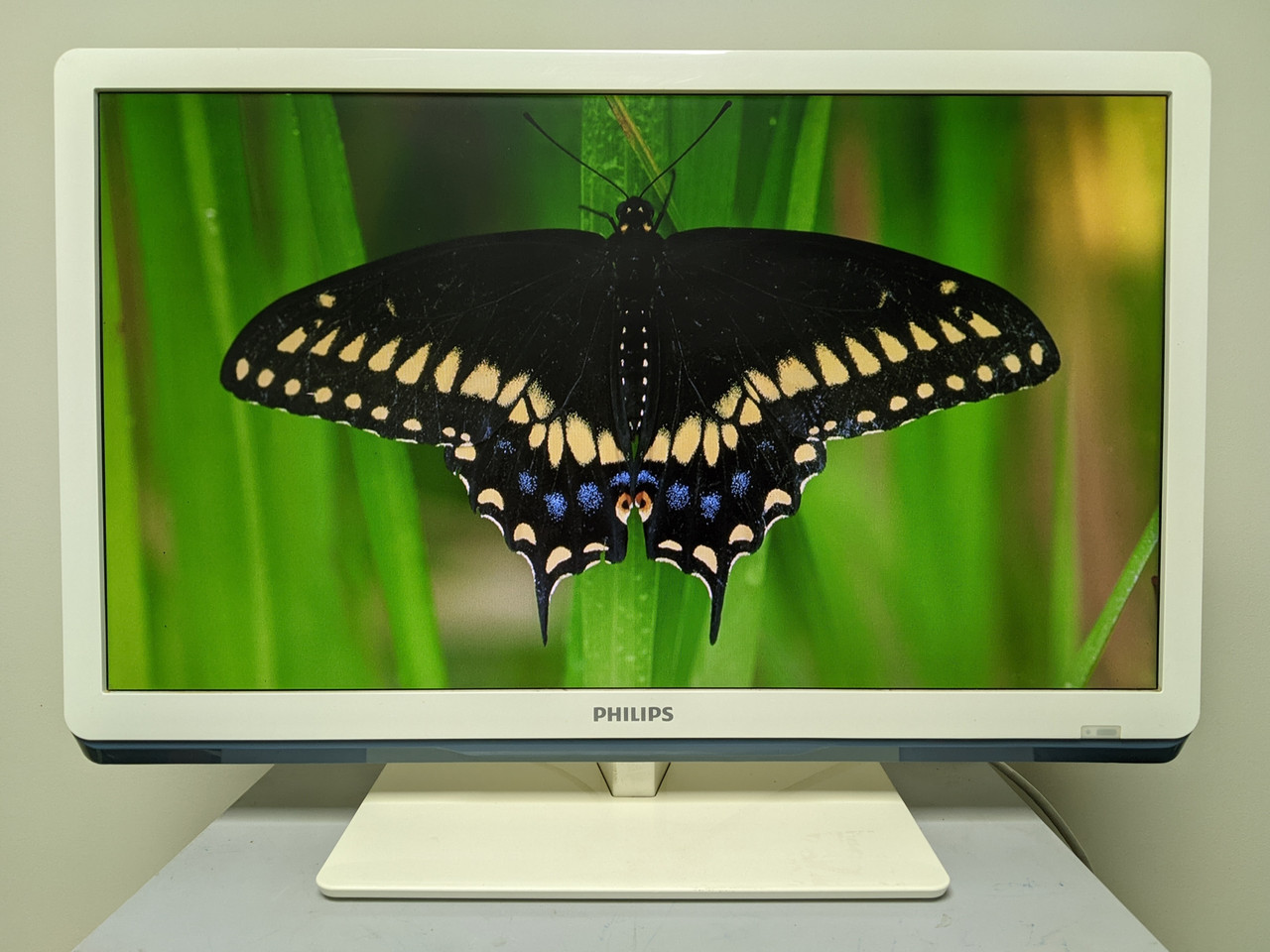 Компактний білий телевізор для кухні Smart FullHD LED 22" Philips 22PFL3517H