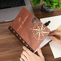 Деревянный ежедневник с гравировкой компаса и надписью "Life is my adventure"