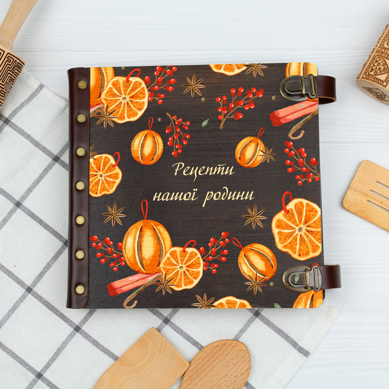 Кулінарна книга з написом "Рецепти нашої родини" з дерев'яною палітуркою 26x24 см