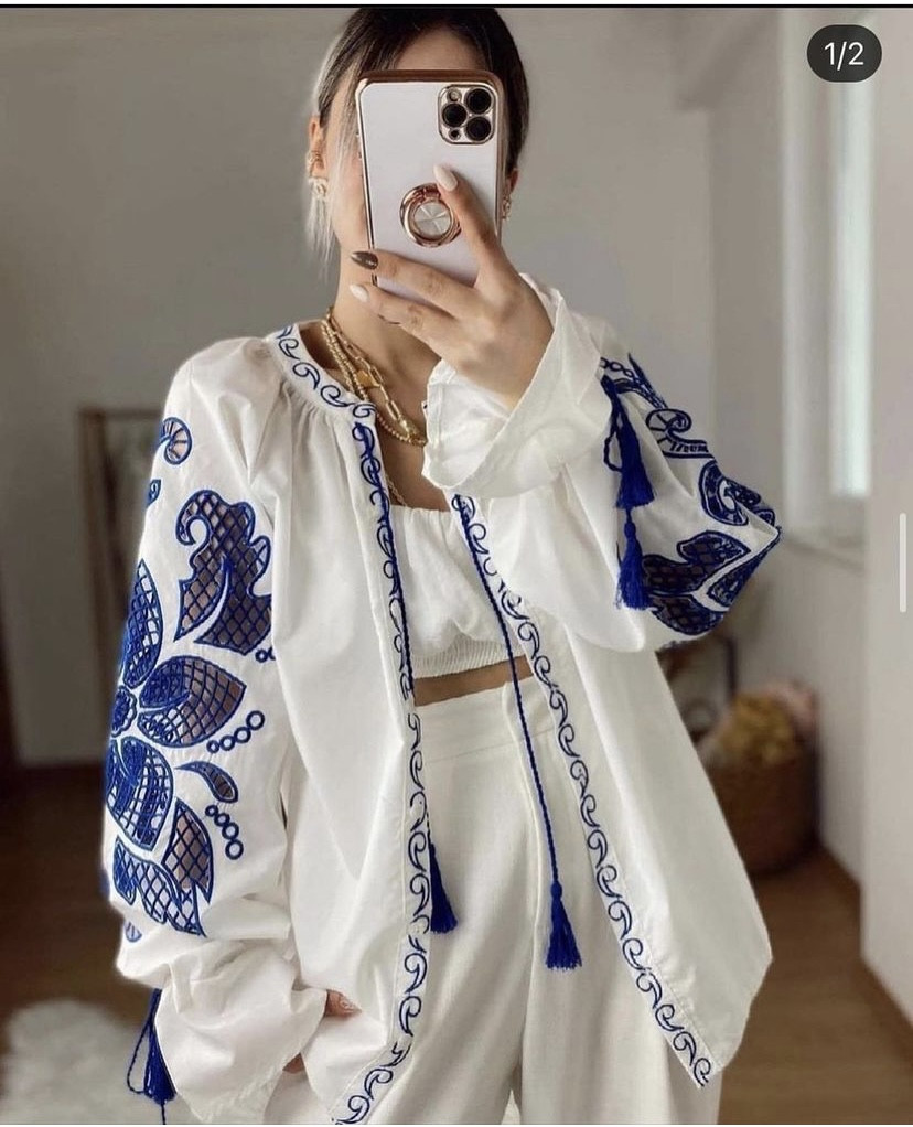 Вишиванка жіноча, блуза білого кольору з оригінальною вишивкою.