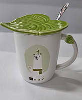 Кухоль білий із малюнком ведмедика, кришечка у формі зеленого листочка та з ложечкою