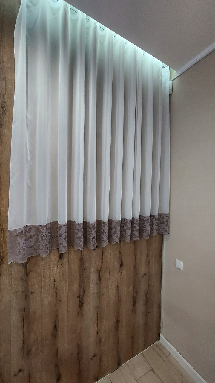 Тюль коротка, готова, з жакардом, але знизу, на тасьмі