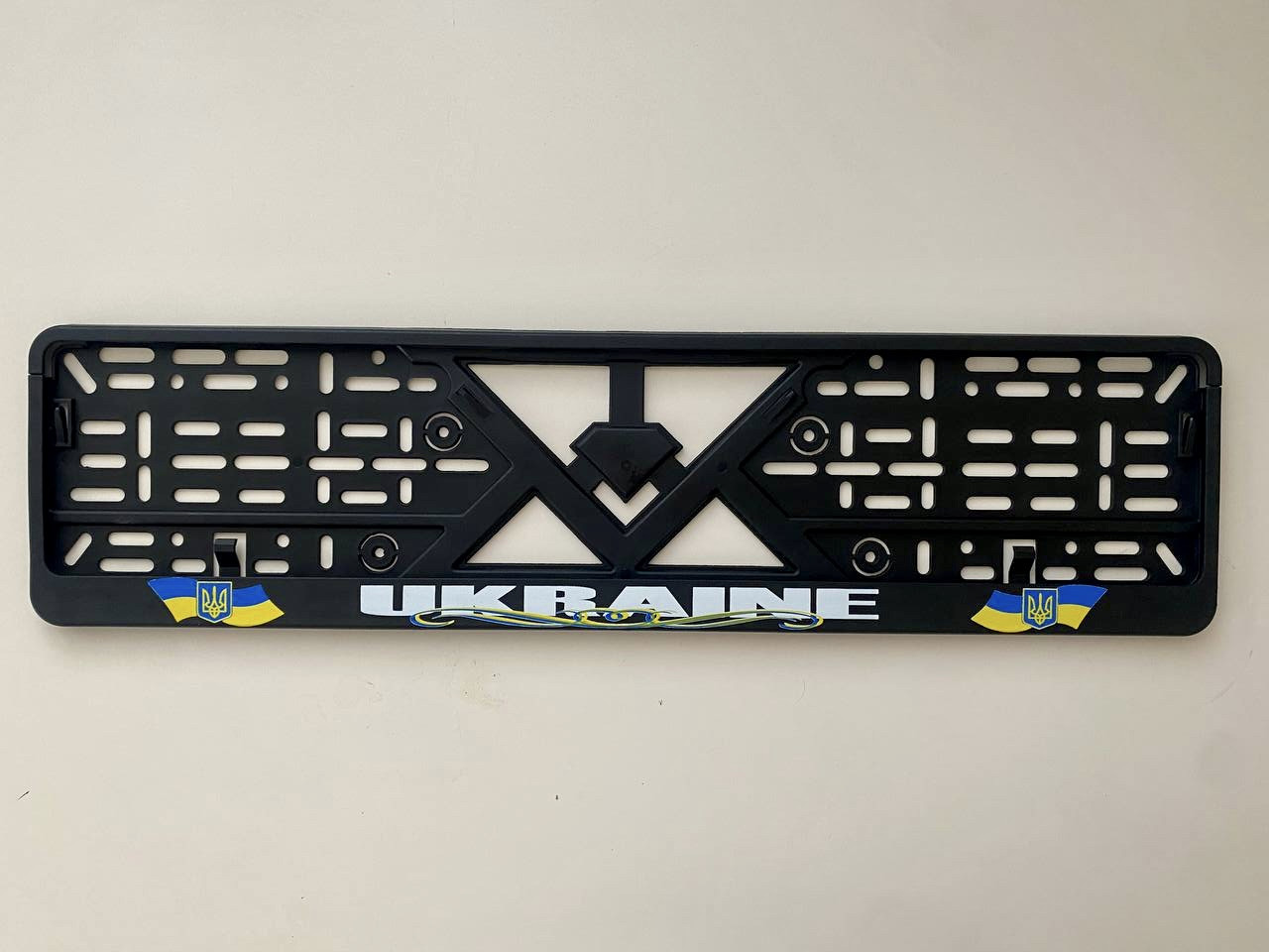 Патріотична авторамка, рамка для номерного знаку "UKRAINE" пластикова, чорна (01)