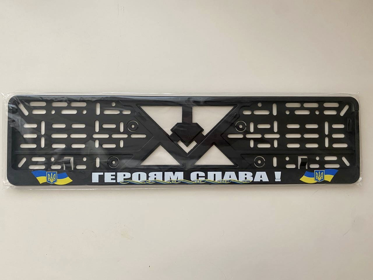 Патріотична авторамка, рамка для номерного знаку "ГЕРОЯМ СЛАВА" пластикова, чорна (03)