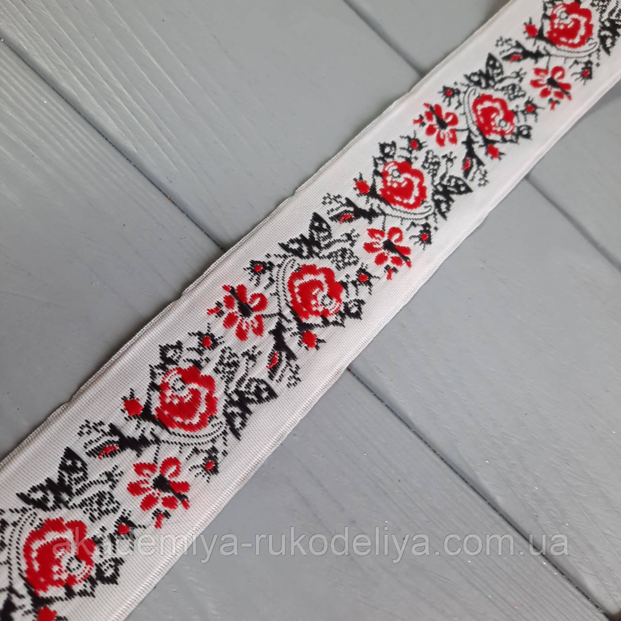 Тасьма ткана 4 см білі троянди на червоному тлі, фото 1