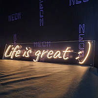 Неонова вивіска "Life is great"