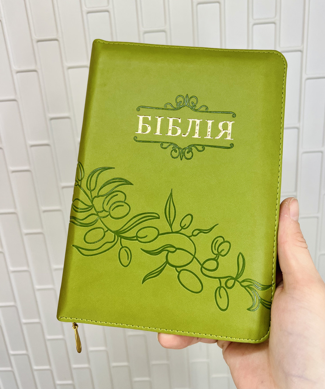 Біблія зеленого кольору з оливкою, 13х18,5 см, з замочком, з індексами, золотий зріз