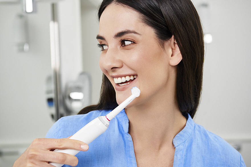 Электрическая зубная щетка орал би для чувствительных зубов Зубная щетка oral-b + 8 насадок в подарок - фото 10 - id-p1749670975