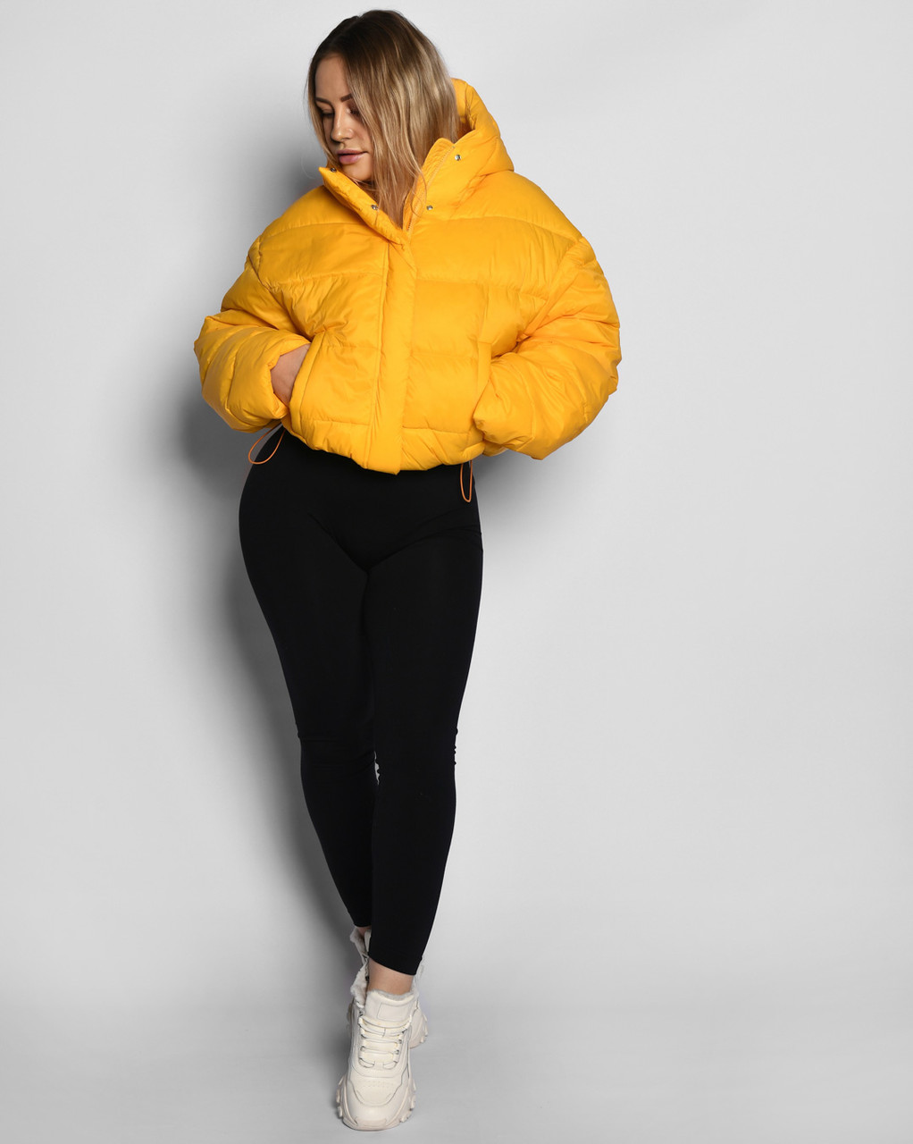 Яскрава демісезонна коротка жіноча лакова куртка в стилі 80-х гірчиця LS-8919-6, фото 1