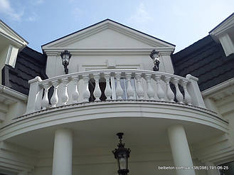 Установленная балюстрада на балконе