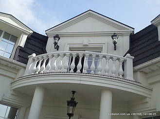 Готовая балюстрада на балконе второго этажа