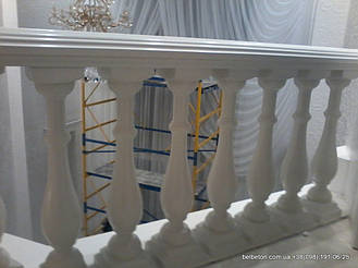 Белая балюстрада с асимметричными балясинами