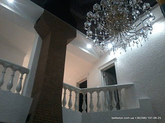 Бетонная балюстрада на балконе второго этажа