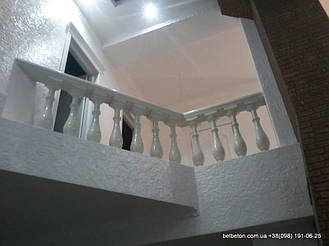 Балюстрада на балконе второго этажа в частном доме