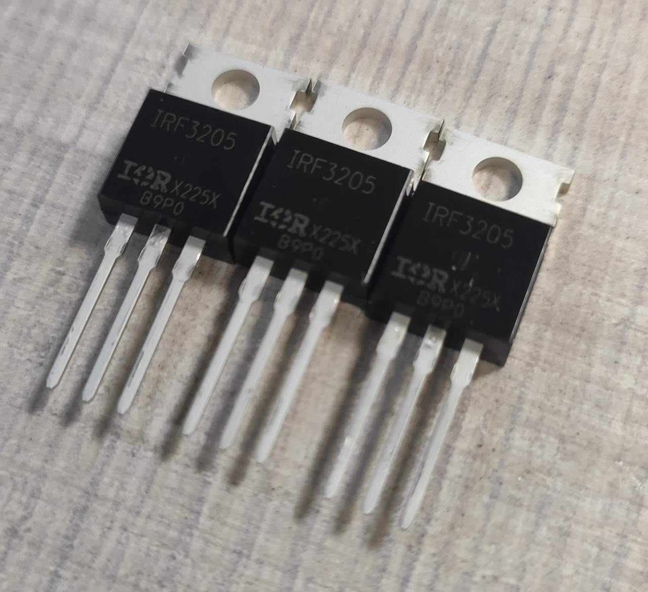 Транзистор MOSFET IRF3205 / IQR N-канальний 55В 8 мОм 110А TO-220-3