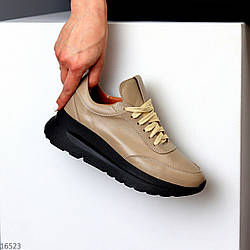 Бежеві шкіряні жіночі кросівки натуральна шкіра на чорній підошві