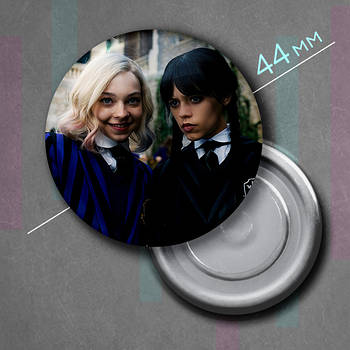 "Венздей Аддамс і Енід (Венздей / Wednesday)" магніт круглий Ø44 мм