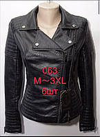Жіноча демісезонна куртка-косуха з екошкіри розміри норма 44-54, чорного кольору