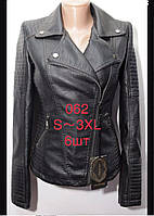 Жіноча демісезонна куртка з екошкіри під гумку розміри норми 42-54, чорного кольору