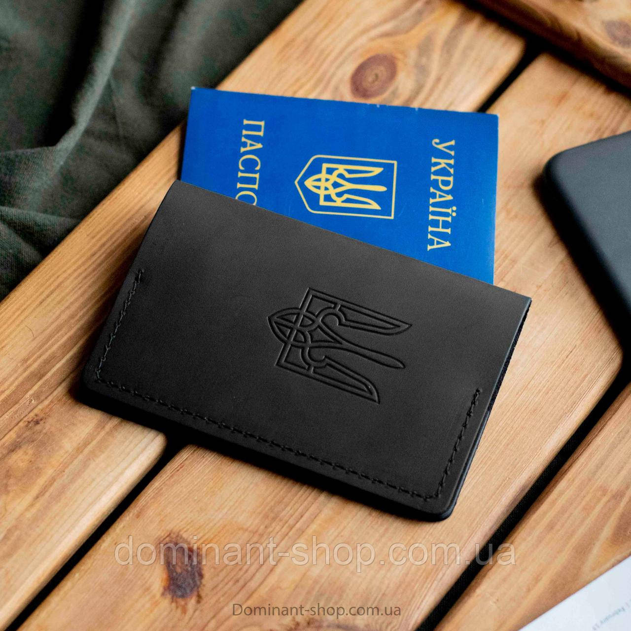 Чорна обкладинка на паспорт з гербом для документів KONSUL з натуральної телячої шкіри ручної роботи