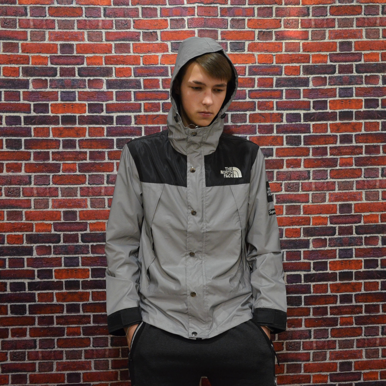 Рефлективна демісезонна куртка Supreme x The North Face сірого кольору. Стильні куртки для підлітків