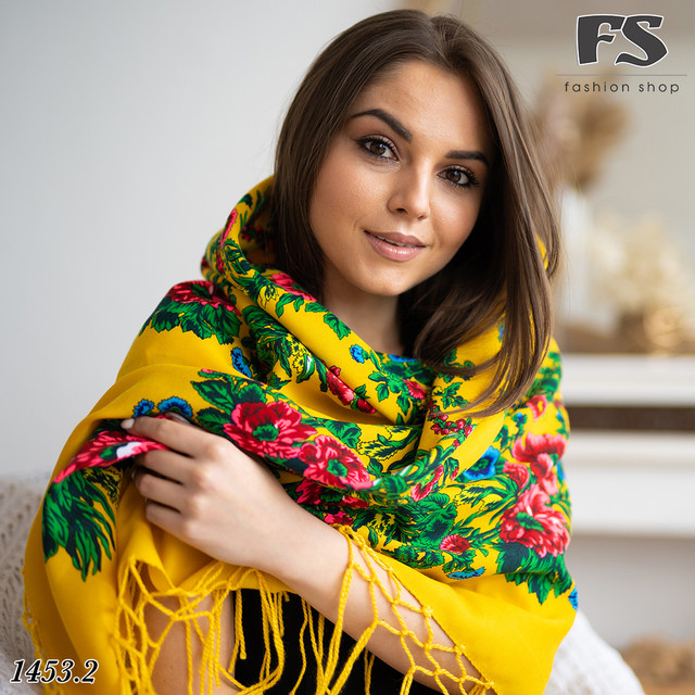 яскрава хустина з великими квітами