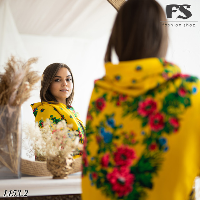 жовта шерстяна хустка з плетеними торочками