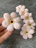 В'язаний декор "Квітка з об'ємними пелюстками", 5 см, біло-персиковий