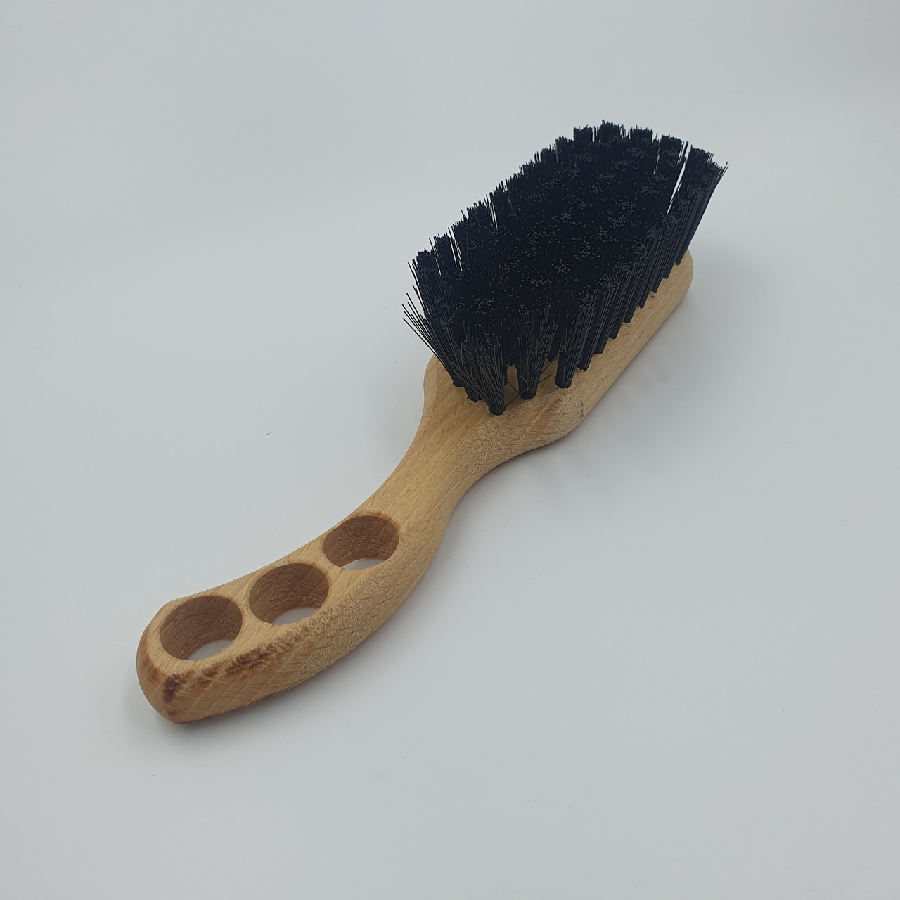 Деревянная щетка с ручкой со штучным ворсом универсальная для обуви и одежды 19,5 см черная - фото 1 - id-p1752270793