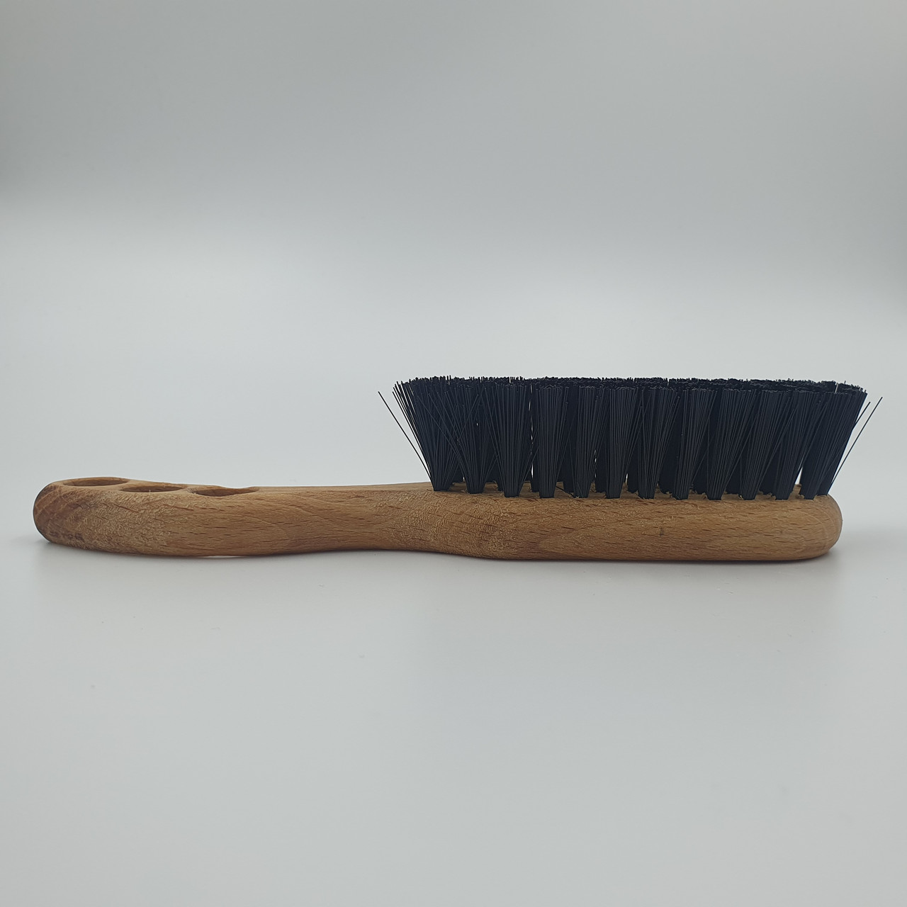 Деревянная щетка с ручкой со штучным ворсом универсальная для обуви и одежды 19,5 см черная - фото 3 - id-p1752270793