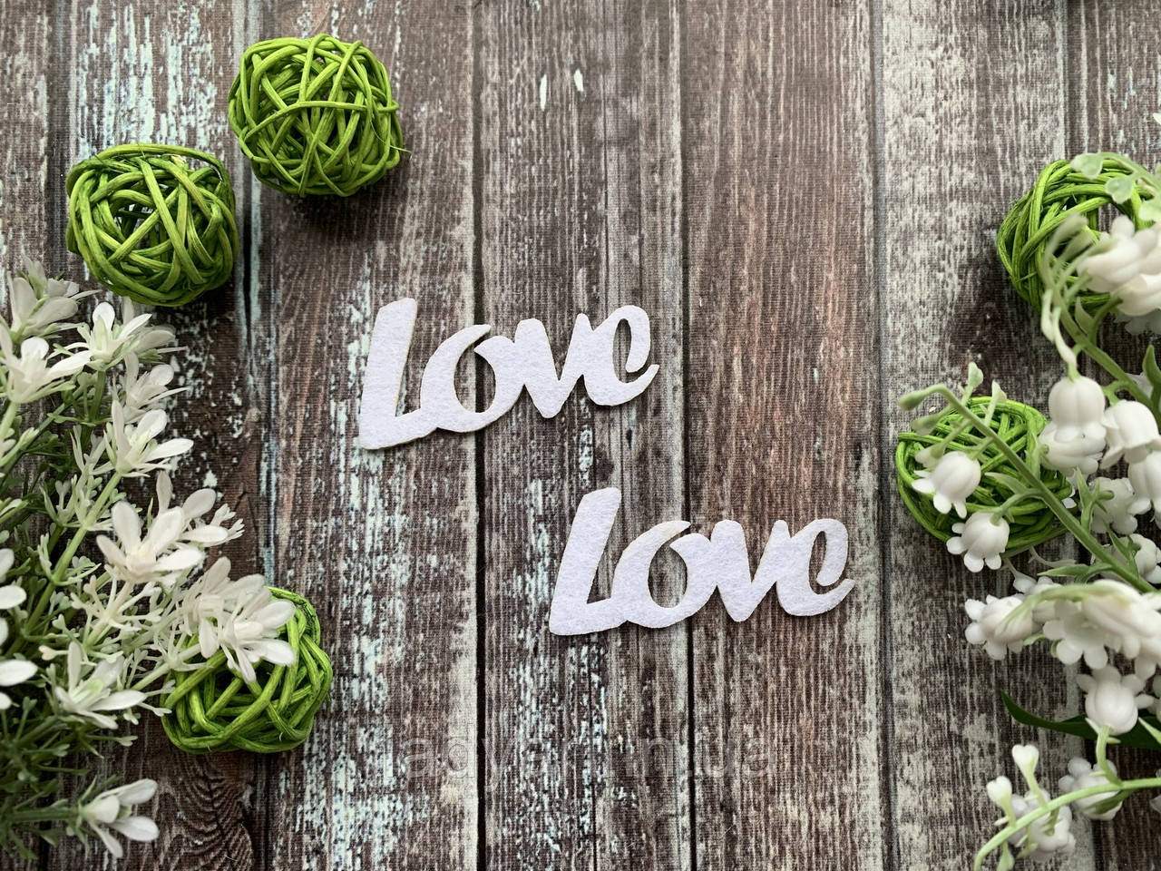 Фетровий декор "Love" варіант 2, 7 см молочно-білого кольору