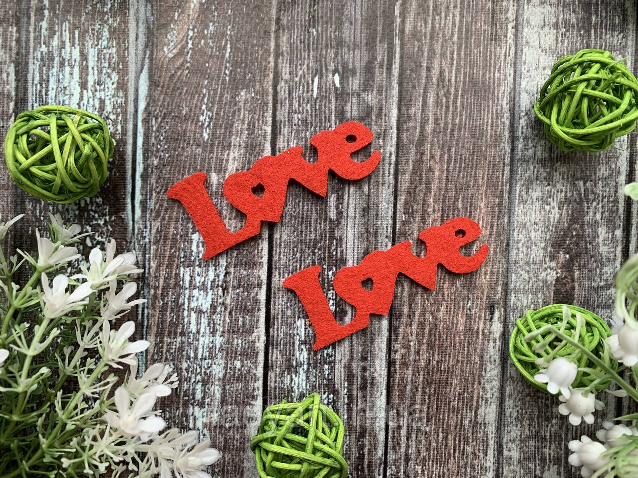 Фетровий декор "Love" 7 см червоного кольору