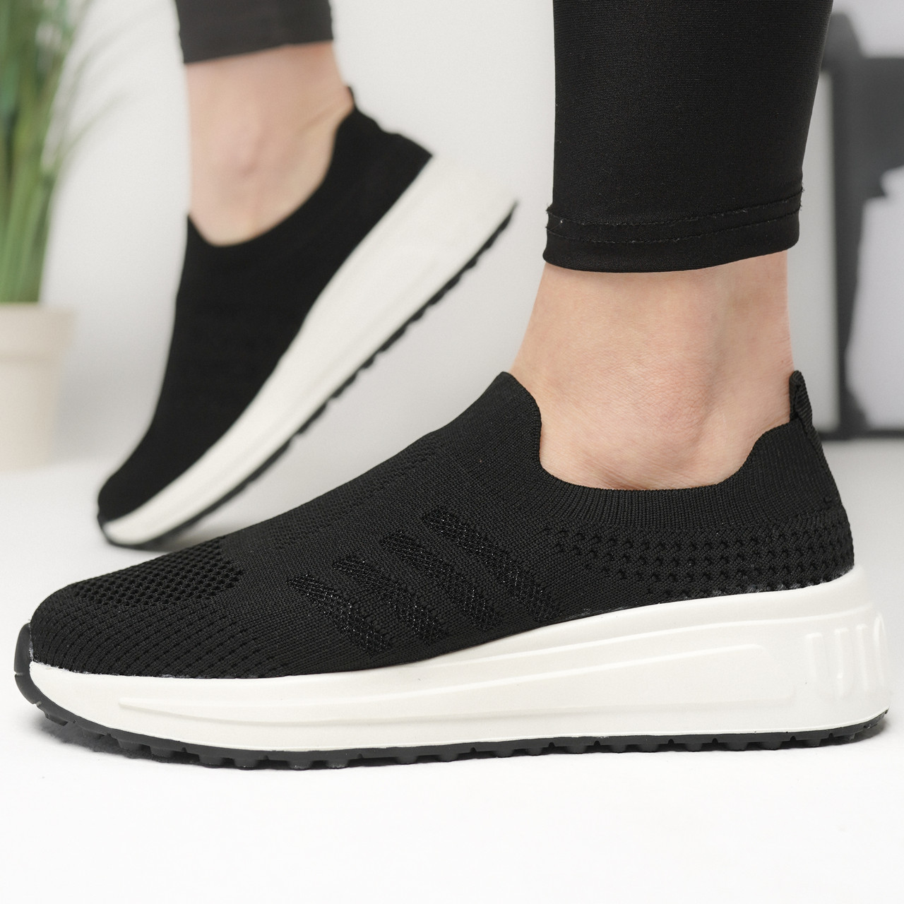 Жіночі сліпони на літо чорного кольору на білій підошві