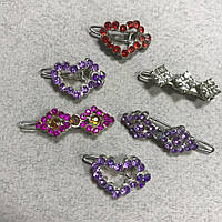Заколка для собак металлическая, украшена сердечками,  ромбиками с разноцветными камнями