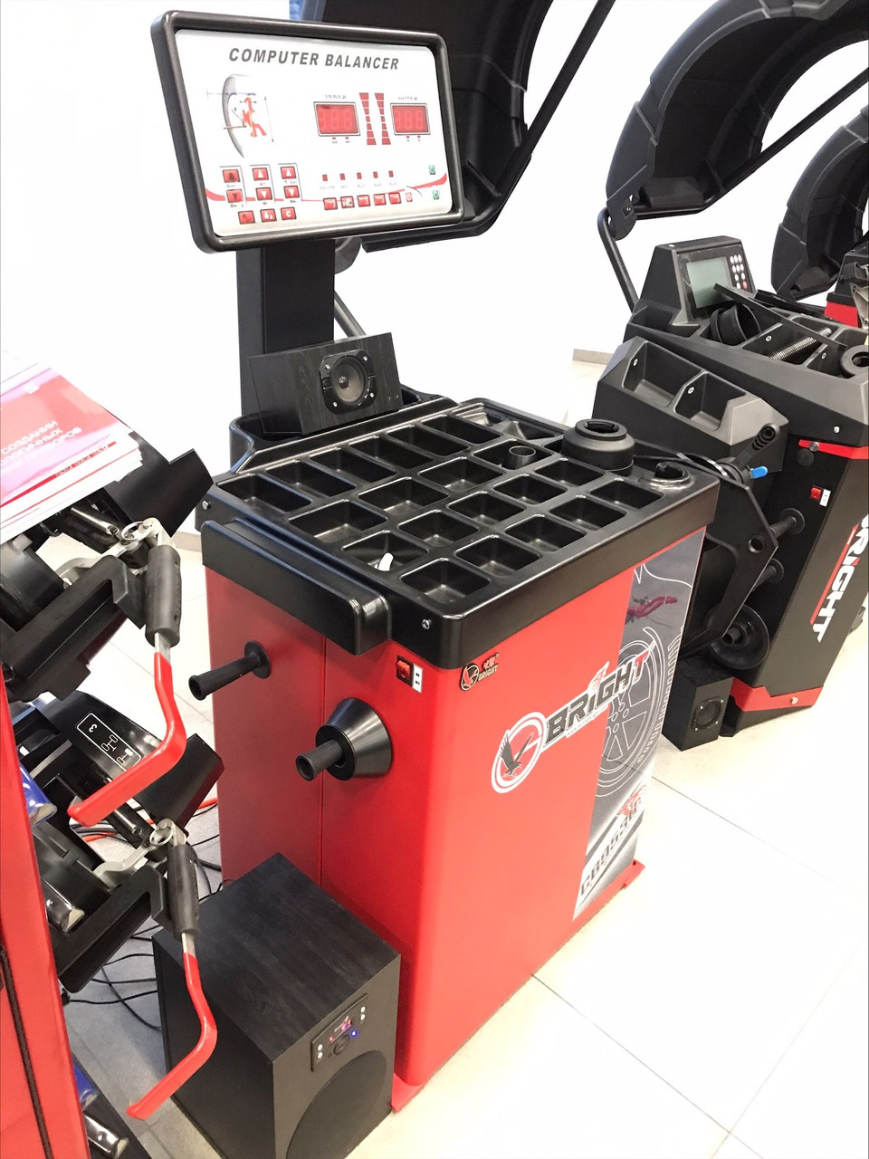 Балансувальний верстат BRIGHT CB953 220V (вага колеса 70кг)