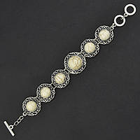 Браслет жіночий сріблястого кольору з бежевими камінчиками оголитий застібка тогл завдовжки 22 см ширина 20 мм